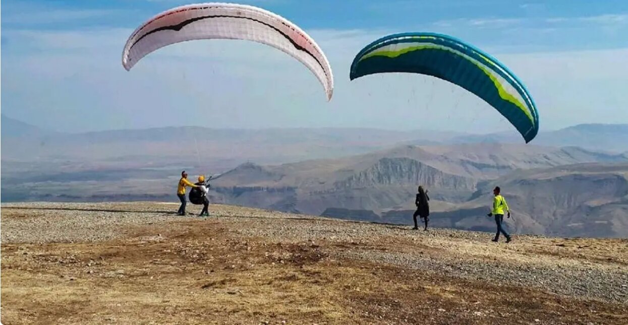 عکس: پرواز دختران با پاراگلایدینگ در شهران؛ سال 1377 عکس: پرواز دختران با پاراگلایدینگ در شهران؛ سال 1377