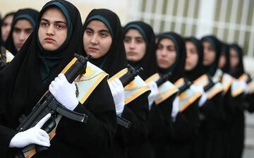 عکس | این دو زن با چشمان بسته کلاشینکف را باز و بسته می‌کنند!