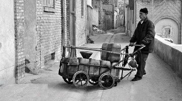 عکس/ تهرانی‌ها در صف نفت؛ سال ۱۳۵۷