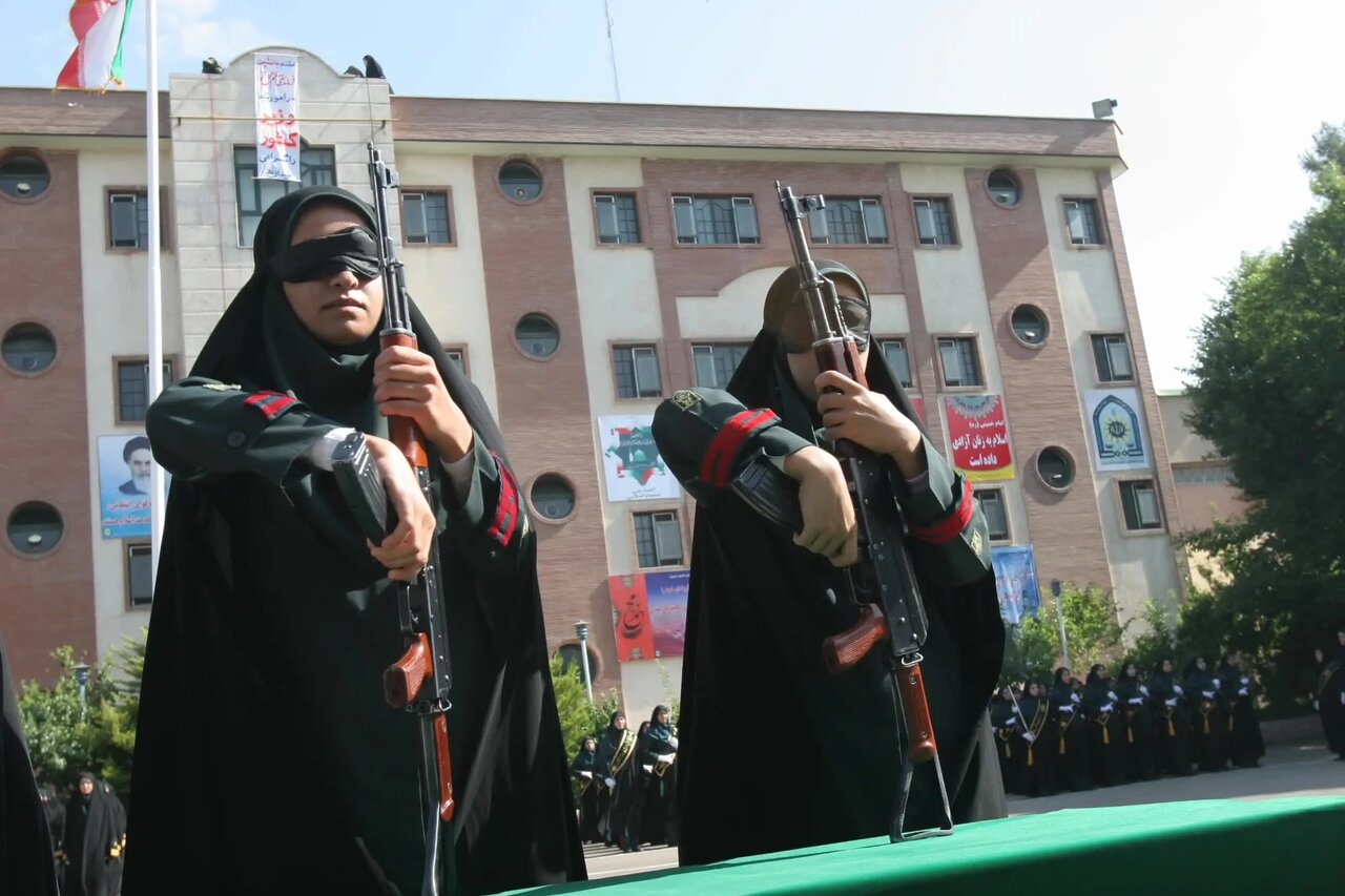 عکس | این دو زن با چشمان بسته کلاشینکف را باز و بسته میکنند!