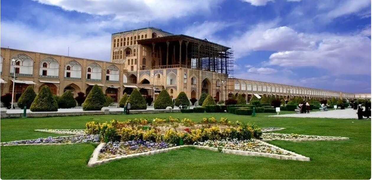 عکس: نمایی از کاخ عالی قاپو در اصفهان، متعلق به سال ۱۳۱۰ عکس: نمایی از کاخ عالی قاپو در اصفهان، متعلق به سال ۱۳۱۰