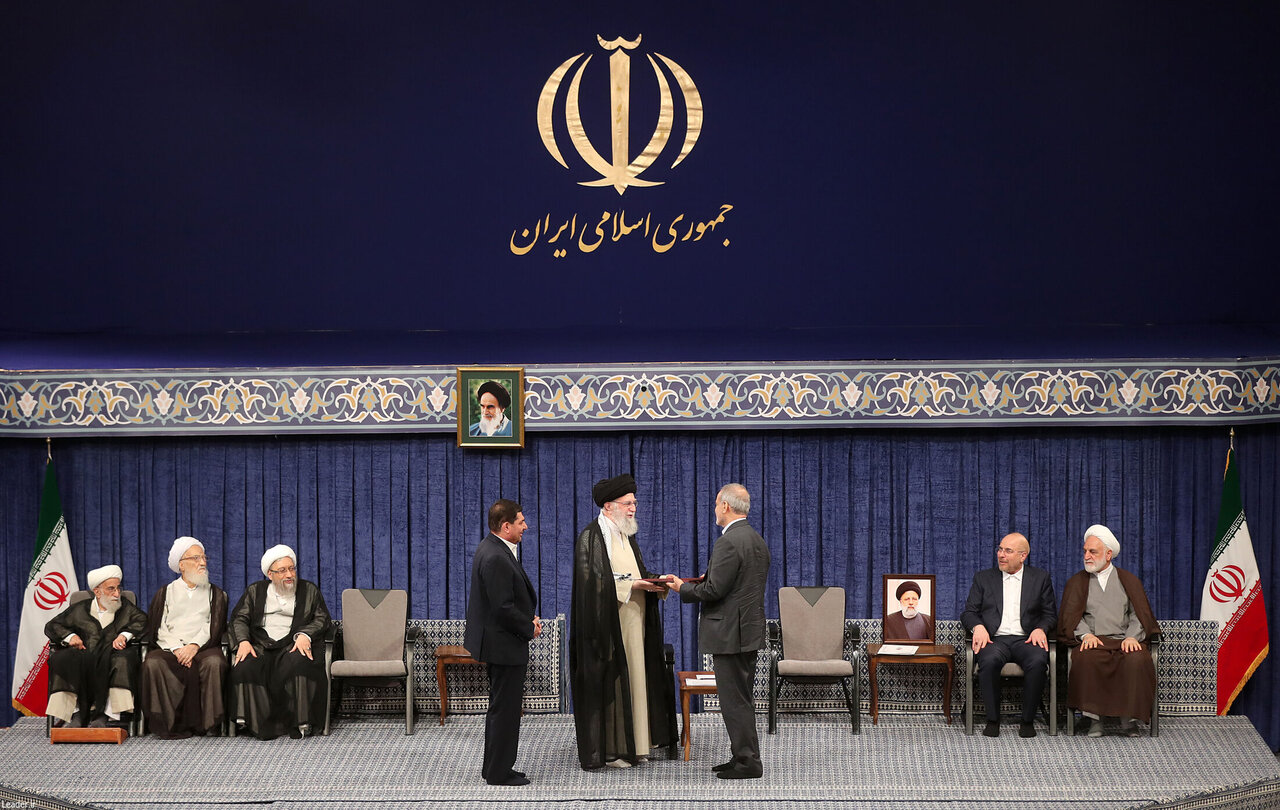 تصاویری از آخرین مراسم تنفیذ ریاست جمهوری با حضور رهبر شهید انقلاب/ گپ و گفت حسن روحانی و سعید جلیلی/ احمدی نژاد نیامد؛ شمخانی لباس نظامی پوشید