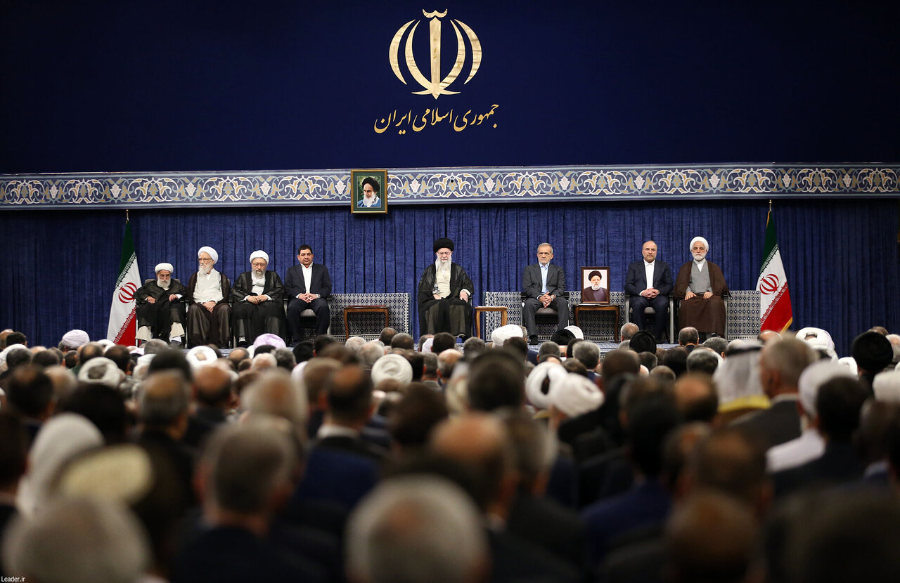 تصاویری از آخرین مراسم تنفیذ ریاست جمهوری با حضور رهبر شهید انقلاب/ گپ و گفت حسن روحانی و سعید جلیلی/ احمدی نژاد نیامد؛ شمخانی لباس نظامی پوشید