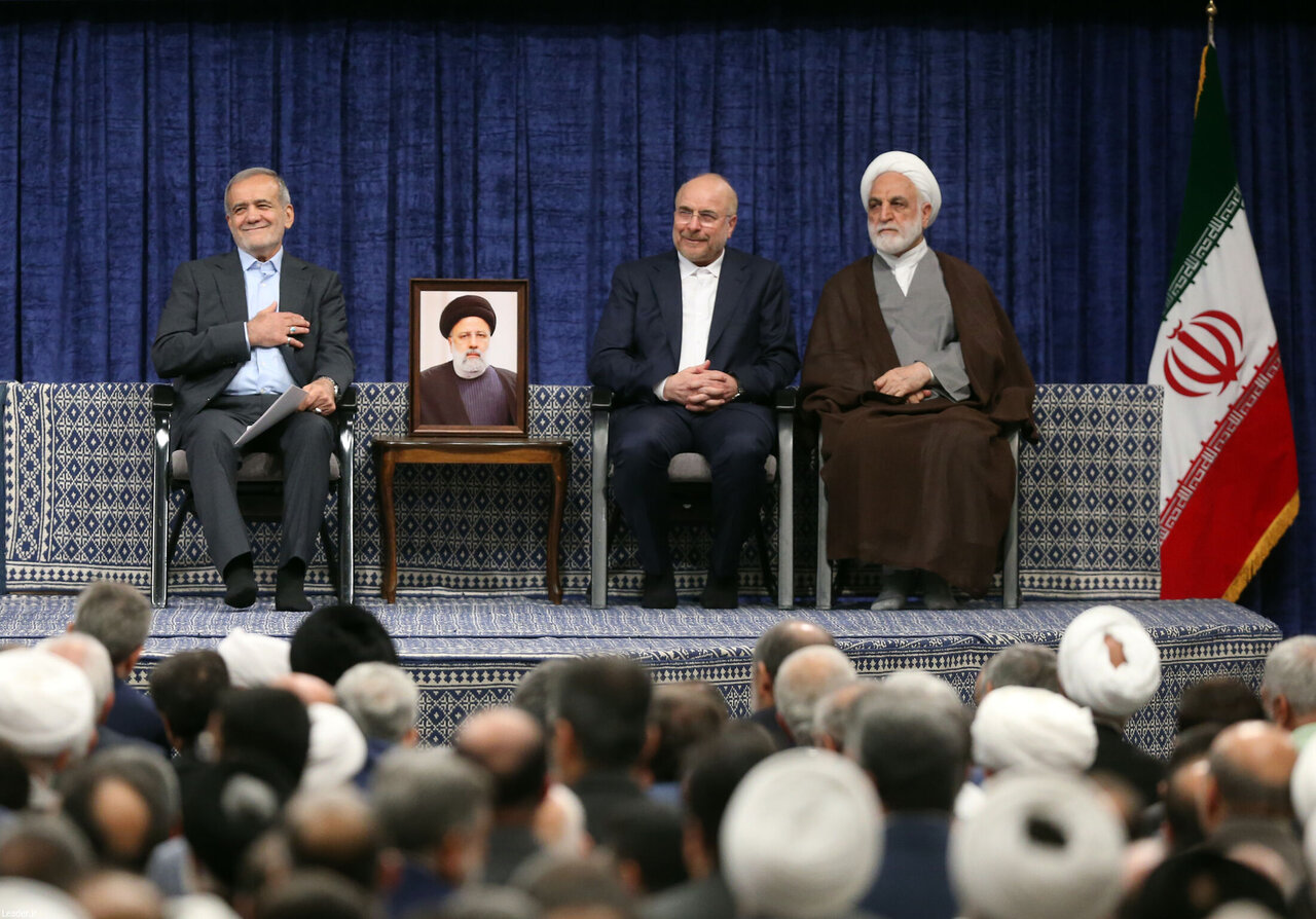 تصاویری از آخرین مراسم تنفیذ ریاست جمهوری با حضور رهبر شهید انقلاب/ گپ و گفت حسن روحانی و سعید جلیلی/ احمدی نژاد نیامد؛ شمخانی لباس نظامی پوشید