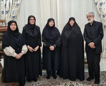 دیدار رئیس سازمان حفاظت محیط زیست با پدر و مادر شهیده «زهرا حداد عادل»/ عکس دیدار رئیس سازمان حفاظت محیط زیست با پدر و مادر شهیده «زهرا حداد عادل»/ عکس