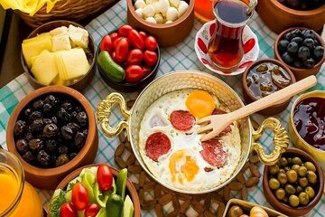 اینفوگرافیک | ۵ ماده غذایی برای رفع کسالت صبحگاهی