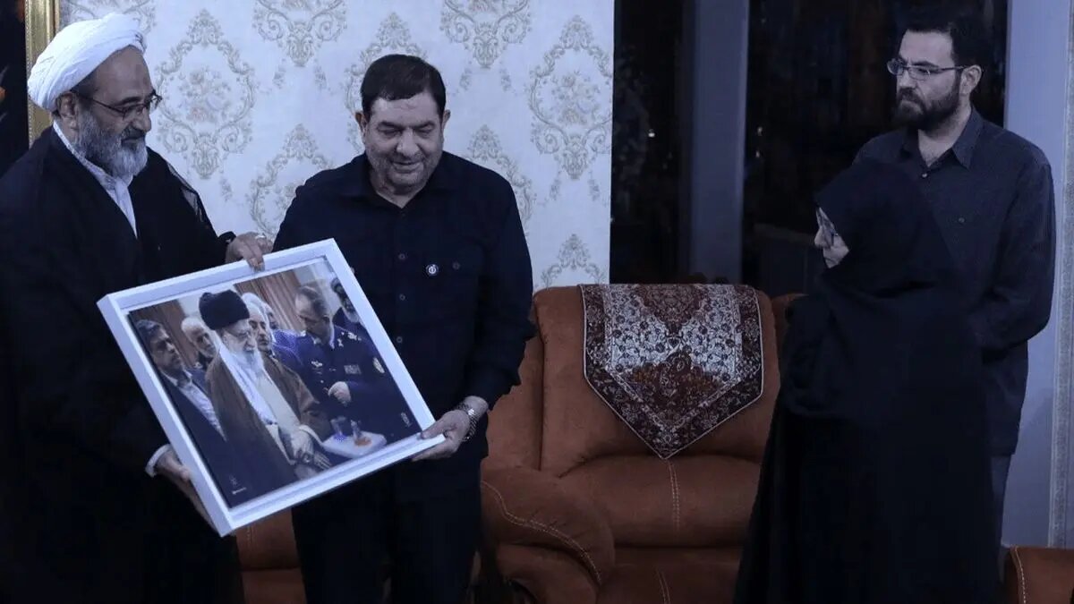 مخبر با خانواده شهید امیر سرلشکر خلبان نصیرزاده دیدار کرد؛ رهبری ایران را به کشوری تبدیل کردهاند که اکنون در برابر اولویتهای ابرقدرتهای جهانی ایستاده است. مخبر با خانواده شهید امیر سرلشکر خلبان نصیرزاده دیدار کرد؛ رهبری ایران را به کشوری تبدیل کردهاند که اکنون در برابر اولویتهای ابرقدرتهای جهانی ایستاده است.
