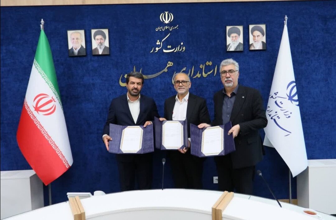 توافقنامه خرید ۲۵ دستگاه آمبولانس به ارزش ۵۰۰ میلیارد تومان در استان همدان امضا شد. توافقنامه خرید ۲۵ دستگاه آمبولانس به ارزش ۵۰۰ میلیارد تومان در استان همدان امضا شد.