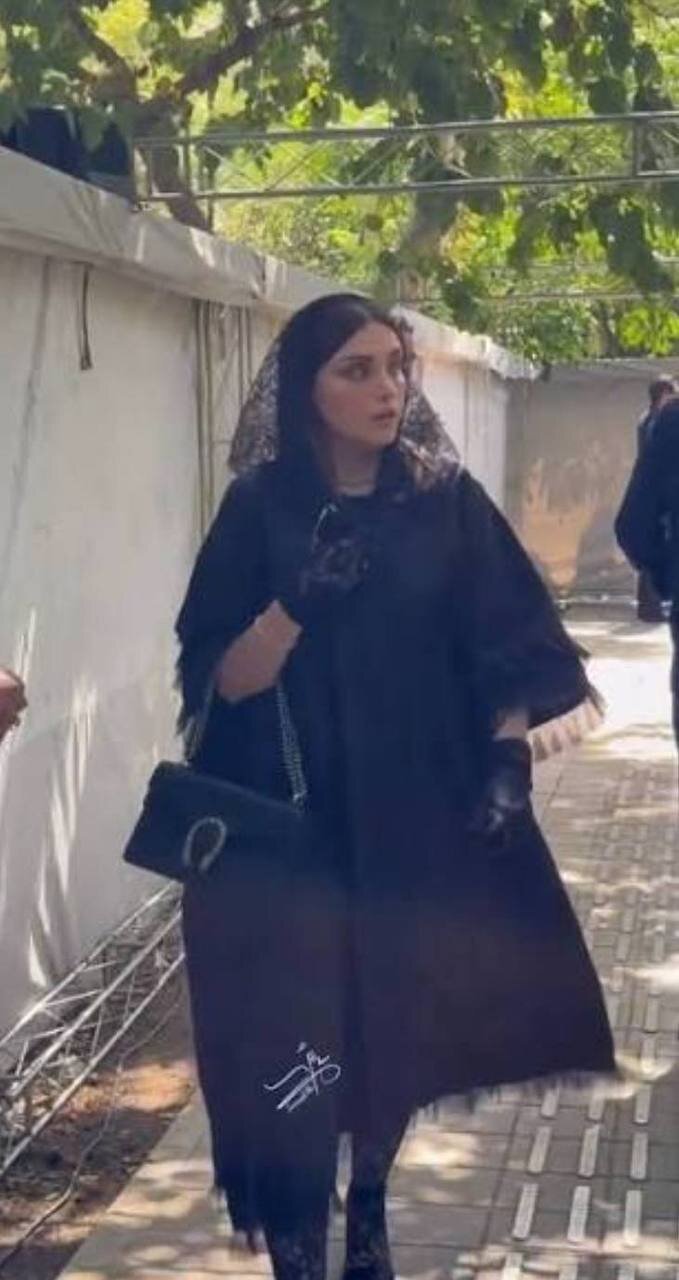 کیف بهنوش طباطبایی در مراسم تشییع اکبر عبدی و در دیدار با علیرضا قربانی 