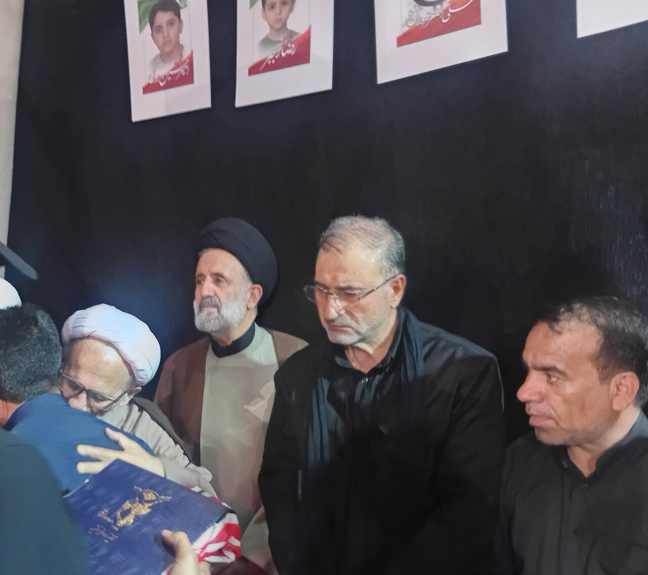 پدر آسنا و محمدحسام درباره تحویل تکه های بدن کودکان مینابی چه گفت؟/ شب شهدای میناب در کربلا