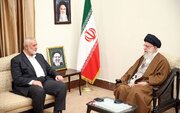 عکس خاص از بازتاب تصویر پیکر شهید هنیه در عینک رهبر شهید انقلاب، هنگام اقامه نماز