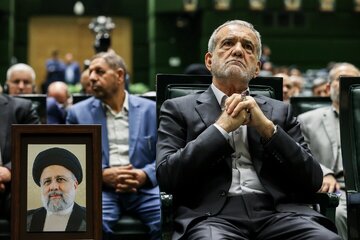 قاب‌ عکس ویژه از پزشکیان و ابراهیم رئیسی/ اسماعیل هنیه نظاره‌گر ادای سوگند رئیس جمهور ایران/ هم‌نشینی سید حسن خمینی با آیت‌الله جنتی/ لاریجانی هم بود