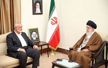 عکس خاص از بازتاب تصویر تابوت شهید هنیه در عینک رهبر شهید انقلاب، هنگام اقامه نماز بر پیکر وی