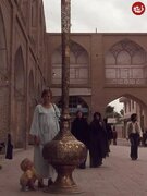 عکس/ زن اروپایی و فرزندش در گوشه‌ای از میدان نقش جهان اصفهان؛ سال ۵۴