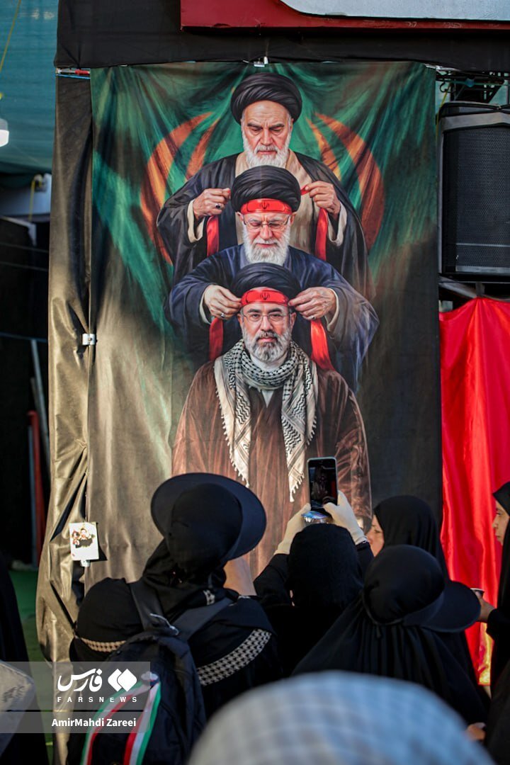 راهپیمایی زائران اربعین با تصاویر مختلف از رهبر شهید و رهبر جدید/ از قاب عکس رهبر شهید در موکب توزیع چای تا نصب شعر روی پرچم ایران؛ ننگ ماست اگر...