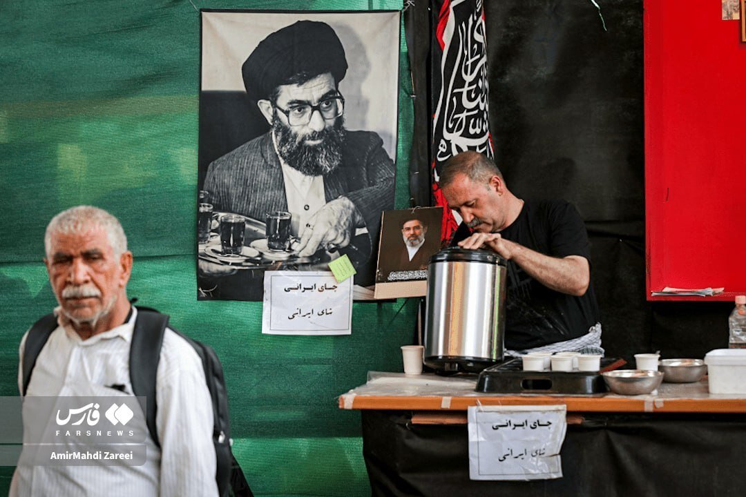 راهپیمایی زائران اربعین با تصاویر مختلف از رهبر شهید و رهبر جدید/ از قاب عکس رهبر شهید در موکب توزیع چای تا نصب شعر روی پرچم ایران؛ ننگ ماست اگر...