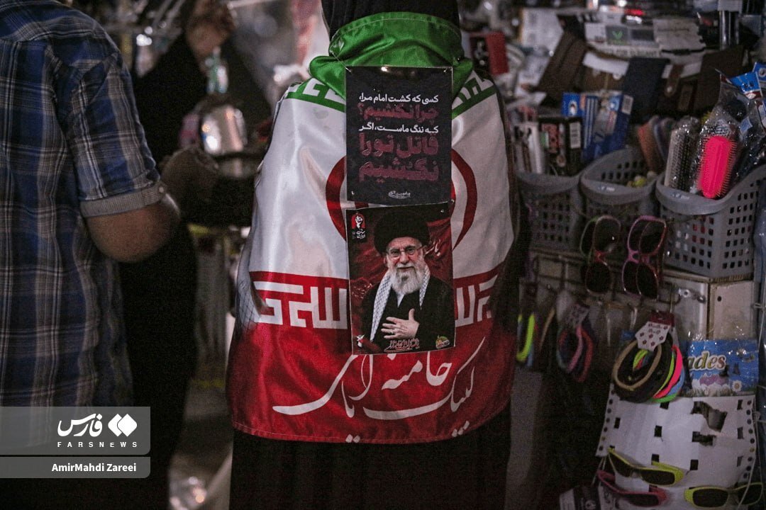 راهپیمایی زائران اربعین با تصاویر مختلف از رهبر شهید و رهبر جدید/ از قاب عکس رهبر شهید در موکب توزیع چای تا نصب شعر روی پرچم ایران؛ ننگ ماست اگر...