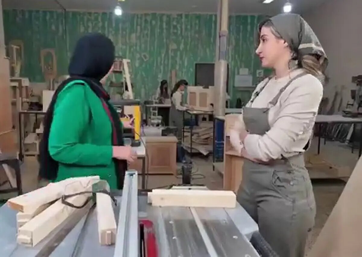 ببینید | وقتی خطر از بیخ گوش خانم مجری گذشت!
