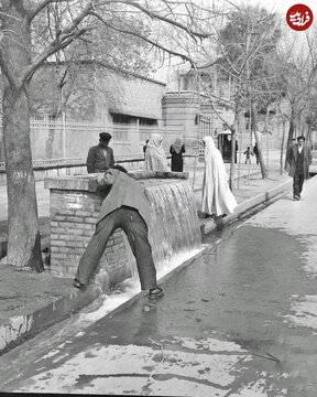 عکس/ رهگذران در خیابان حسن‌آباد تهران در دهه ۴۰