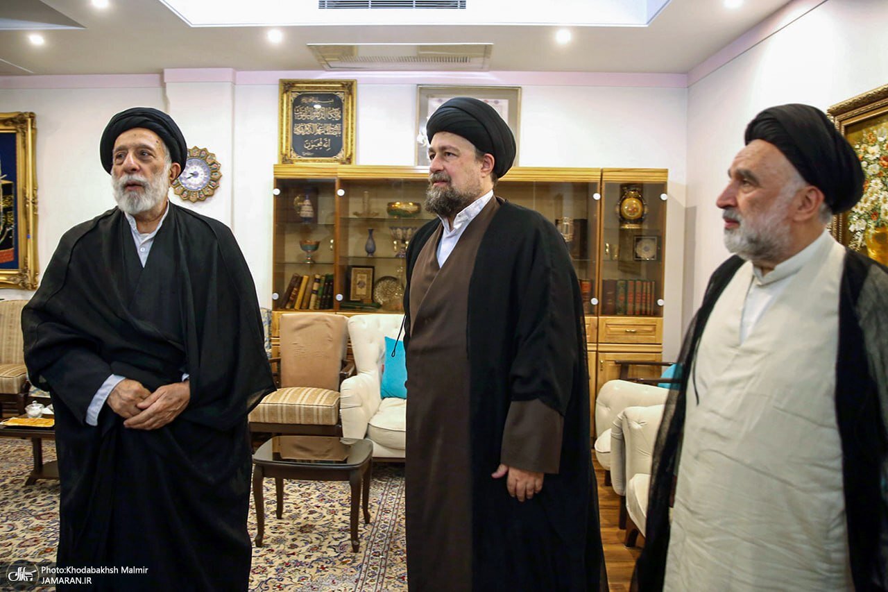 تصاویری از حضور سید حسن خمینی در منزل برادر رهبر شهید انقلاب