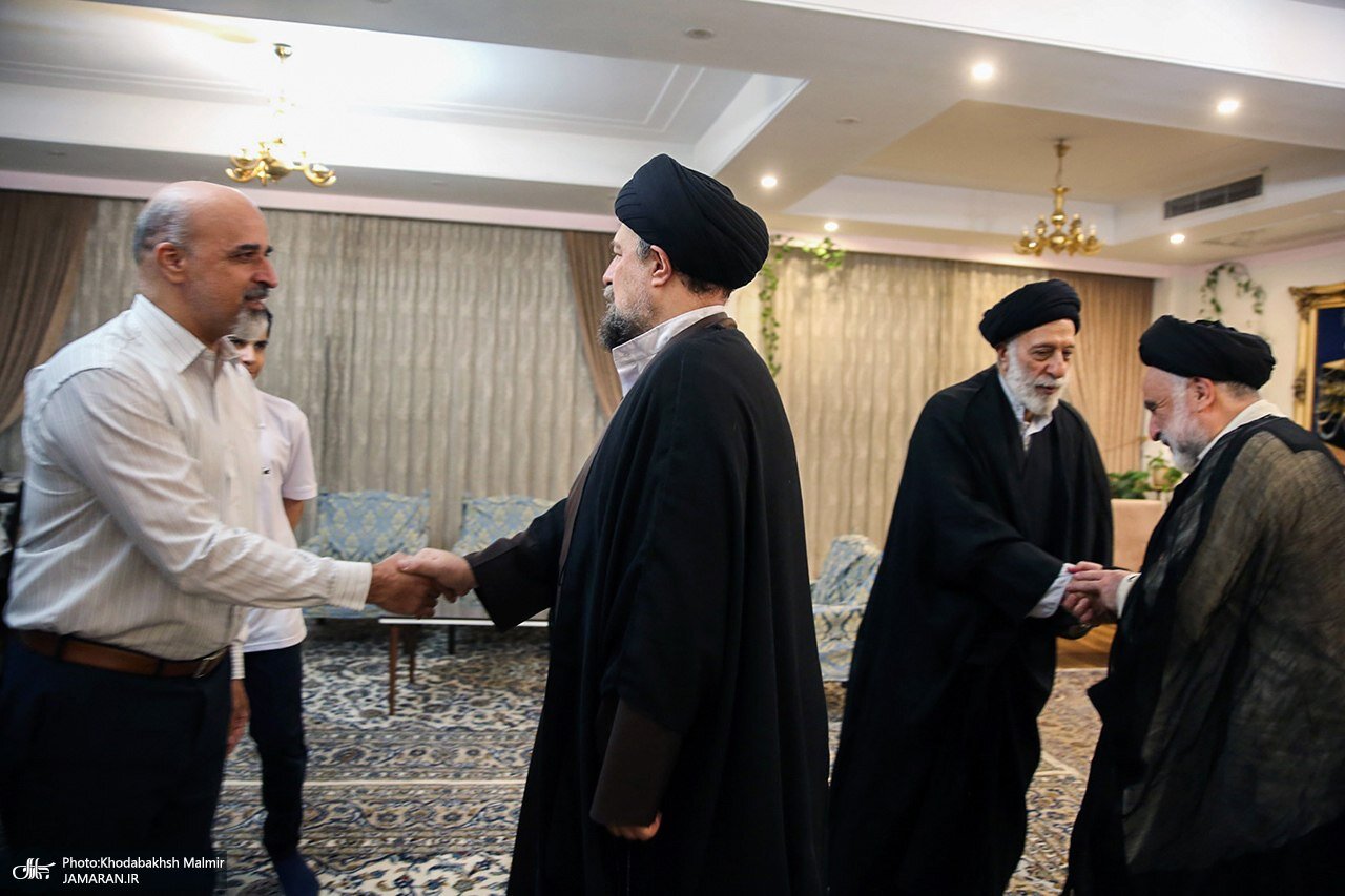 تصاویری از حضور سید حسن خمینی در منزل برادر رهبر شهید انقلاب