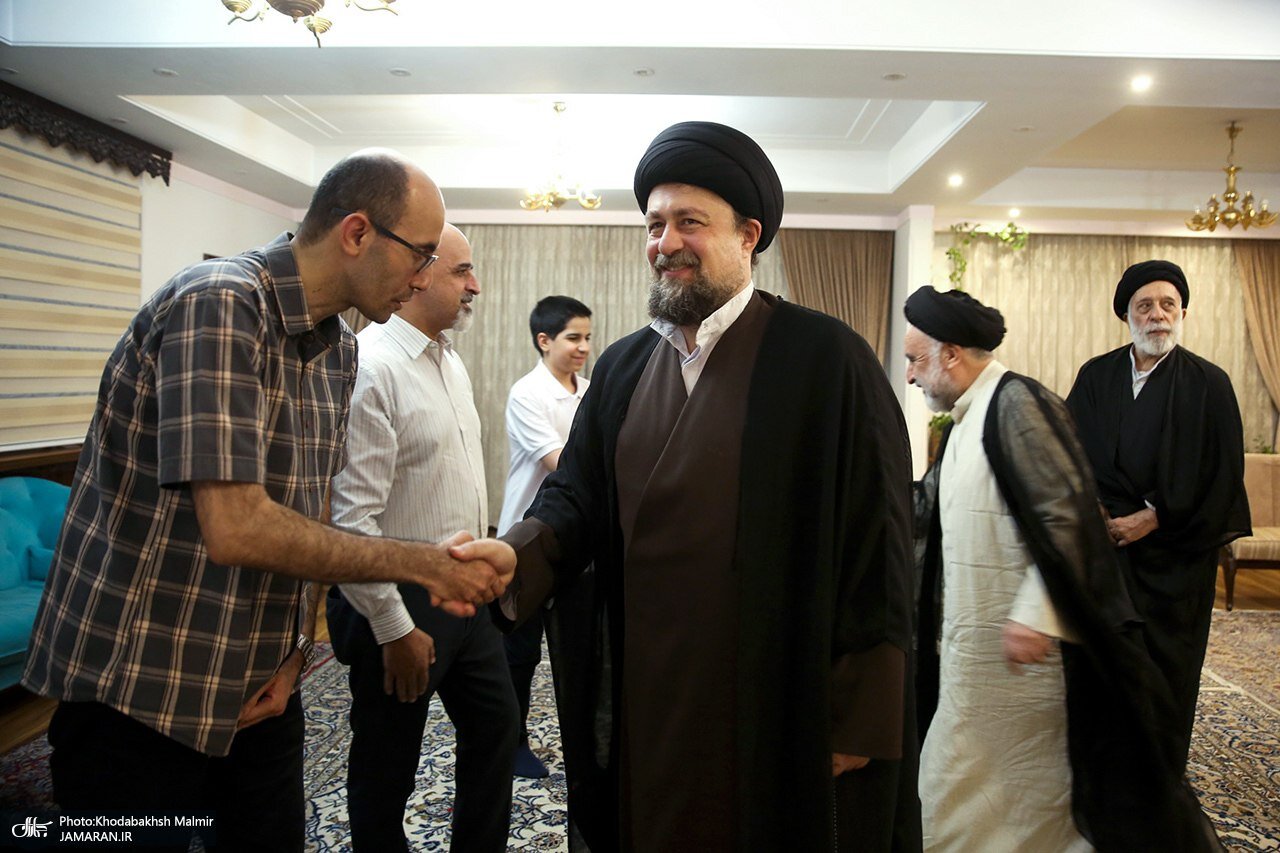 تصاویری از حضور سید حسن خمینی در منزل برادر رهبر شهید انقلاب