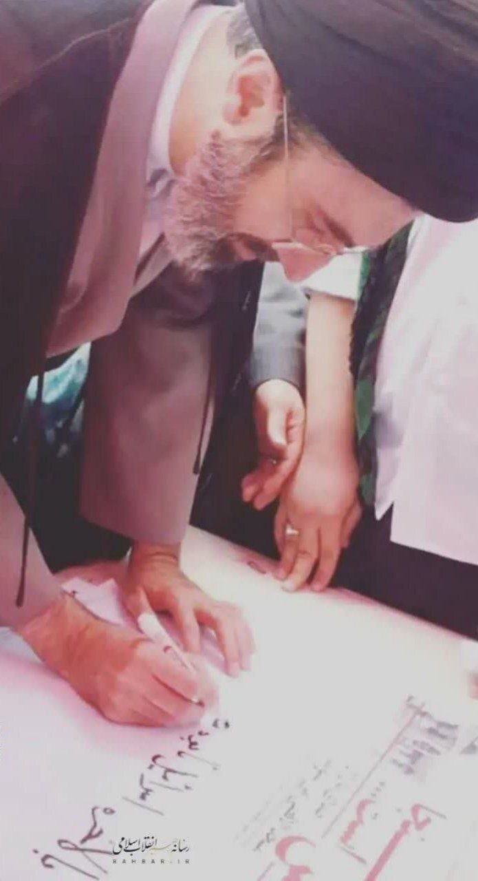بالاخره اسرائیل نابود می‌شود!/ تصویر آیت‌الله سیدمجتبی خامنه‌ای در حال نوشتن عبارتی درباره اسرائیل