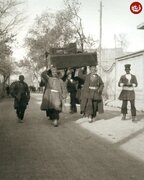 عکس/ حمل «پیانو» در یکی از خیابان‌های تهران؛ دوران قاجار