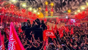 ‏پرچم خونخواهی در دست عزاداران اربعین حسینی در کربلا؛ از بنر دو رهبر جمهوری اسلامی و آیت‌الله سیستانی تا پرچم یا الثارات الحسین در دست زائران + تصاویر