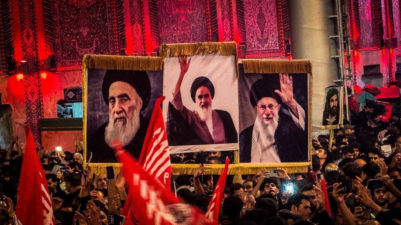 پرچم خونخواهی در دست عزاداران اربعین حسینی در کربلا؛ از بنر دو رهبر جمهوری اسلامی و آیتالله سیستانی تا پرچم یا الثارات الحسین در دست زائران + تصاویر