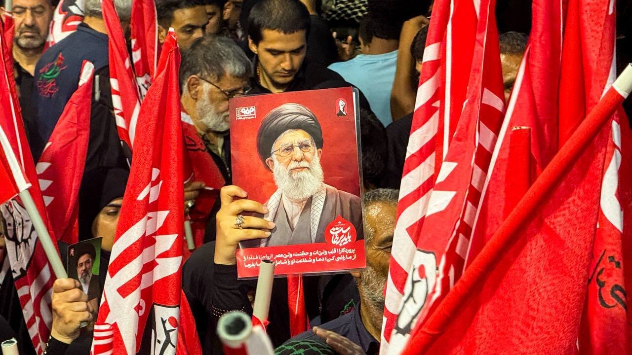 پرچم خونخواهی در دست عزاداران اربعین حسینی در کربلا؛ از بنر دو رهبر جمهوری اسلامی و آیتالله سیستانی تا پرچم یا الثارات الحسین در دست زائران + تصاویر