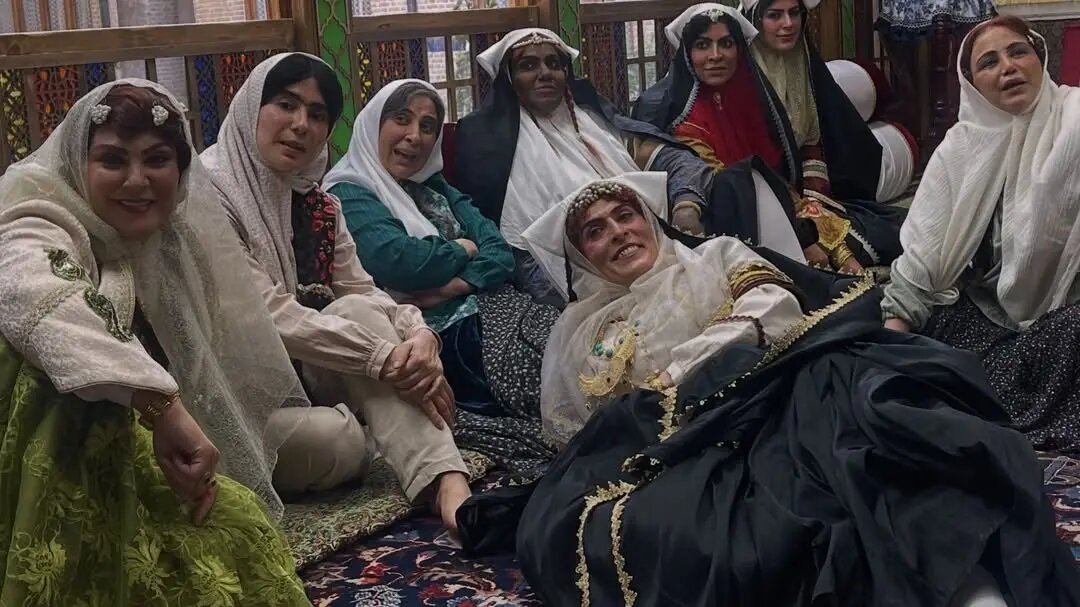 مرجانه گلچین، ترلان پروانه و گلاره عباسی در پشت صحنه «بامداد خمار» مرجانه گلچین، ترلان پروانه و گلاره عباسی در پشت صحنه «بامداد خمار»