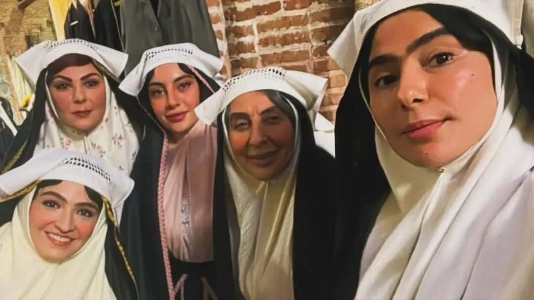مرجانه گلچین، ترلان پروانه و گلاره عباسی در پشت صحنه «بامداد خمار» مرجانه گلچین، ترلان پروانه و گلاره عباسی در پشت صحنه «بامداد خمار»