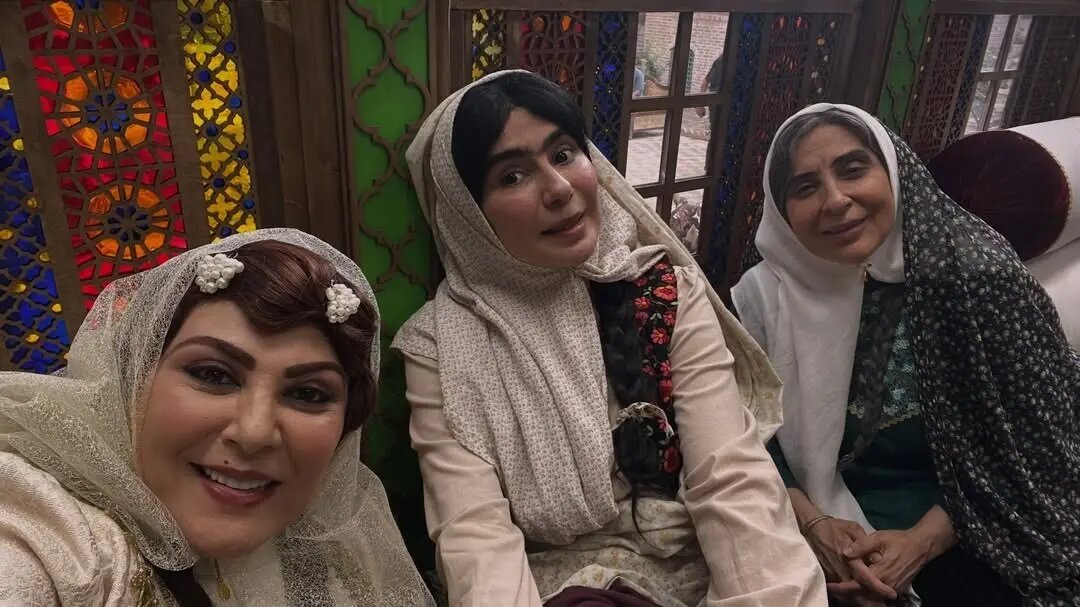 مرجانه گلچین، ترلان پروانه و گلاره عباسی در پشت صحنه «بامداد خمار» مرجانه گلچین، ترلان پروانه و گلاره عباسی در پشت صحنه «بامداد خمار»