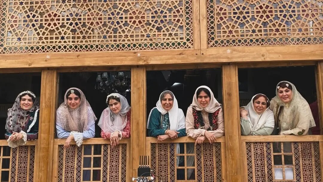 مرجانه گلچین، ترلان پروانه و گلاره عباسی در پشت صحنه «بامداد خمار» مرجانه گلچین، ترلان پروانه و گلاره عباسی در پشت صحنه «بامداد خمار»