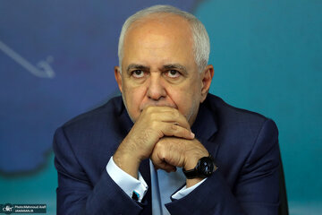 ظریف: ایران نباید از سر استیصال به سمت چین و روسیه برود/ وابستگی به شرق، جایگزین انزوا نیست/ جهان پساقطبی شده و ایران باید قواعد بازی را تغییر دهد