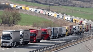 رشد ۳۲ درصدی ورود ناوگان ترانزیتی از پایانه‌های مرزی آذربایجان‌غربی به کشور