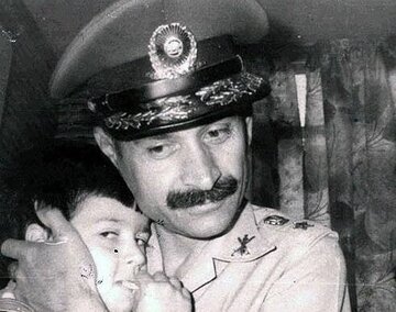 تیمسار دریادار فلاحی به برادر شهیدش پیوست تیمسار دریادار فلاحی به برادر شهیدش پیوست