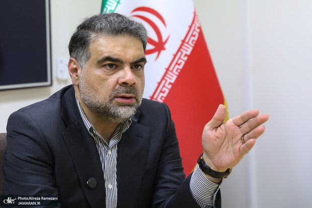 ببینید | مشاور قالیباف: اقلیت پر سر و صدا حیا کند!