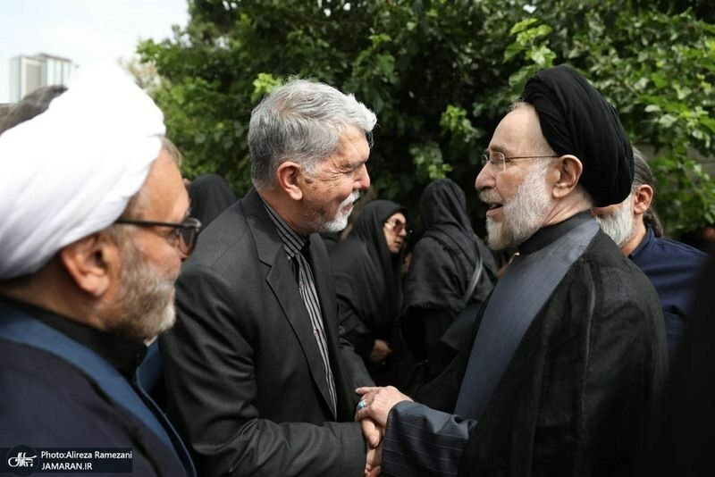خوش و بش دو وزیر ارشاد در تشییع یک روزنامه نگار/ عکسی از محمد خاتمی و سیدعباس صالحی در مقابل روزنامه اطلاعات