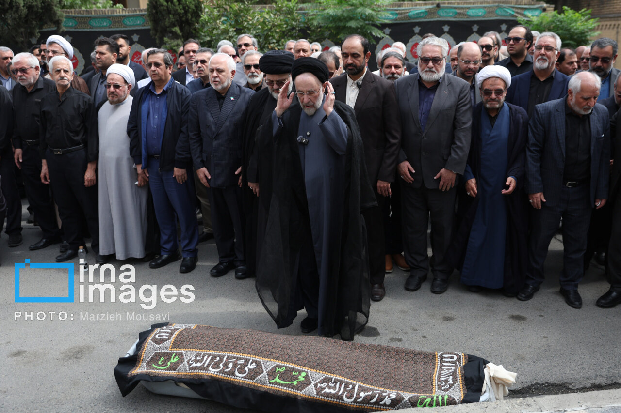 سیدمحمد خاتمی بر پیکر روزنامهنگار قدیمی نماز خواند/ عکس