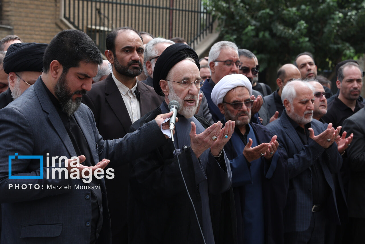 سیدمحمد خاتمی بر پیکر روزنامهنگار قدیمی نماز خواند/ عکس