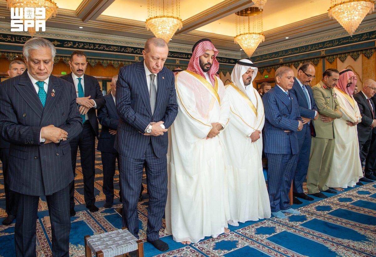 نماز جماعت سران ترکیه، عربستان و پاکستان + عکس / بنسلمان، شهباز شریف و اردوغان پیش از امضای پیمان دفاع مشترک نماز خواندند