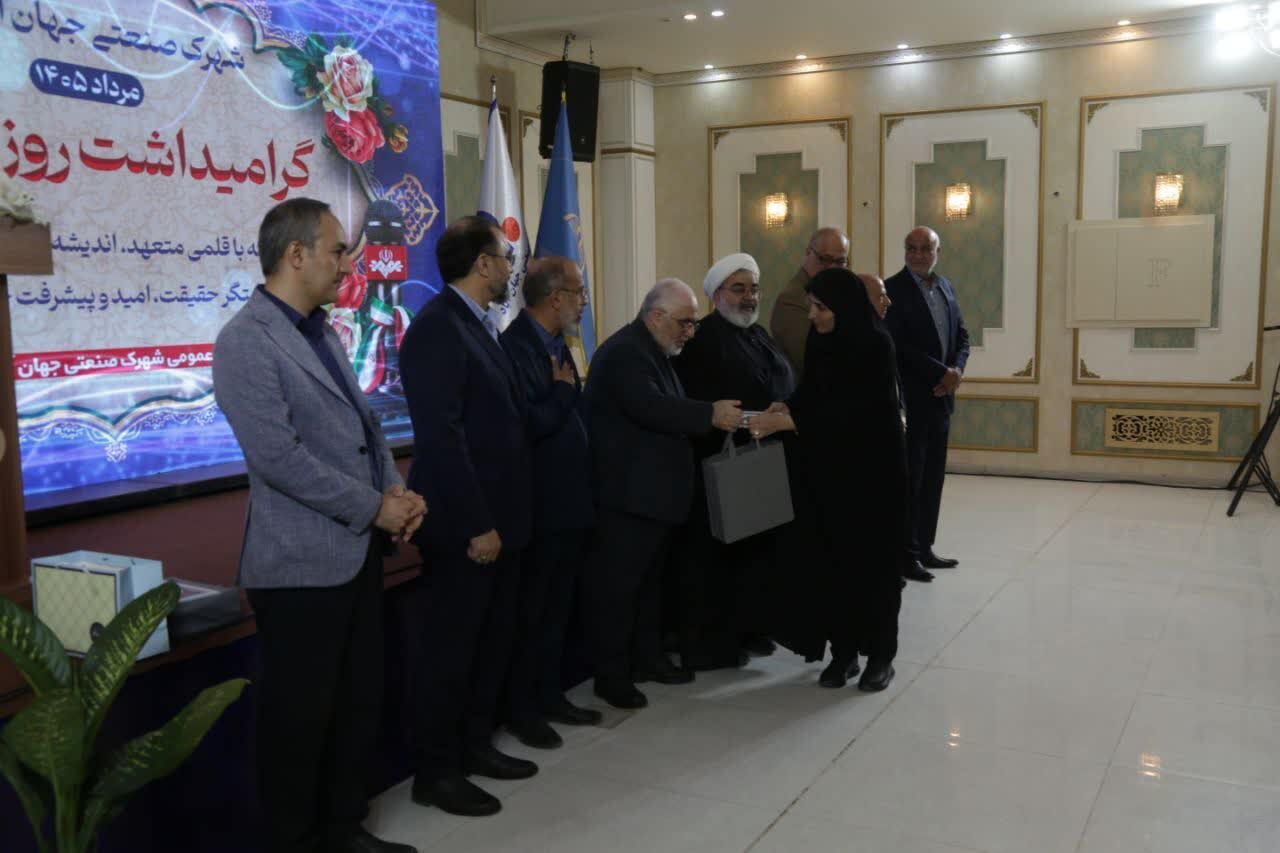گزارش تصویری / تجلیل از خبرنگاران و فعالان رسانهای استان در شهرک صنعتی جهان آباد میبد گزارش تصویری / تجلیل از خبرنگاران و فعالان رسانهای استان در شهرک صنعتی جهان آباد میبد