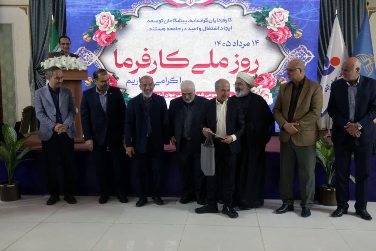 گزارش تصویری / تجلیل از خبرنگاران و فعالان رسانهای استان در شهرک صنعتی جهان آباد میبد گزارش تصویری / تجلیل از خبرنگاران و فعالان رسانهای استان در شهرک صنعتی جهان آباد میبد