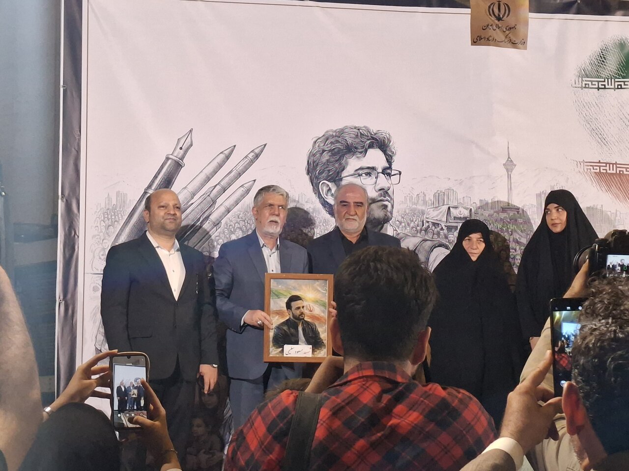 شامگاهی برای تجلیل از خبرنگاران در محوطه تالار وحدت