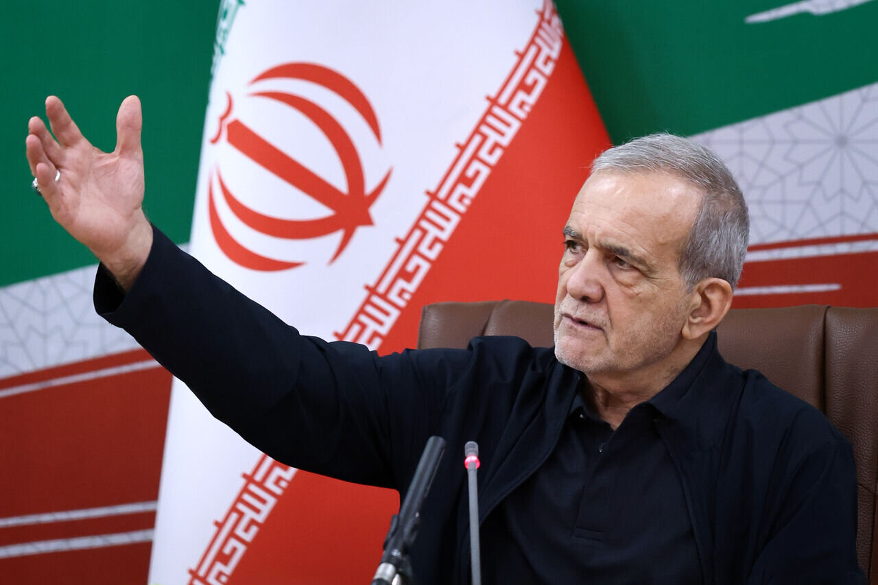 ببینید | پزشکیان روز خبرنگار را در جمع خبرنگاران فراموش کرد!