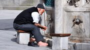 حکم بستن شیر آب هنگام وضو چیست؟