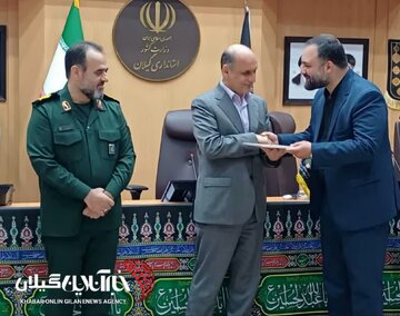 اهدای لوح تقدیر معاون رئیس‌جمهور و رئیس بنیاد شهیدو امور ایثارگران به استاندار گیلان