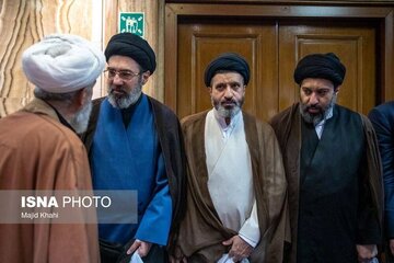 سینه‌زنی رهبر انقلاب در یک مراسم تشییع/ آیت سید مجتبی خامنه‌ای در کنار برادرش + تصویر